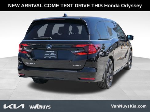 Used 2023 Honda Odyssey Sport image 3