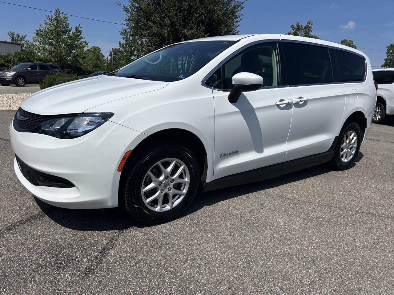 Used 2022 Chrysler Voyager LX FWD image 14