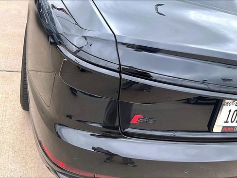 Used 2024 Audi S8 w/ S8 Comfort Plus Package AWD/4WD image 32