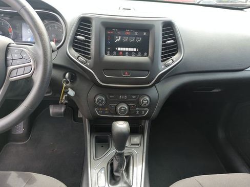 Used 2020 Jeep Cherokee Latitude FWD image 23