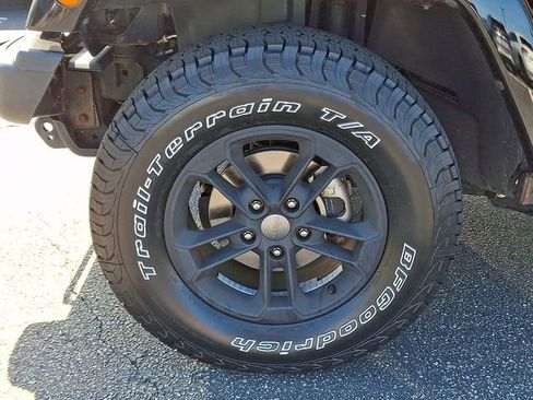 Used 2017 Jeep Wrangler Unlimited Sahara AWD/4WD image 27