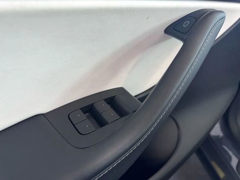 Used 2022 Tesla Model Y Long Range image 23