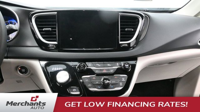 Used 2024 Chrysler Pacifica Touring-L FWD image 18