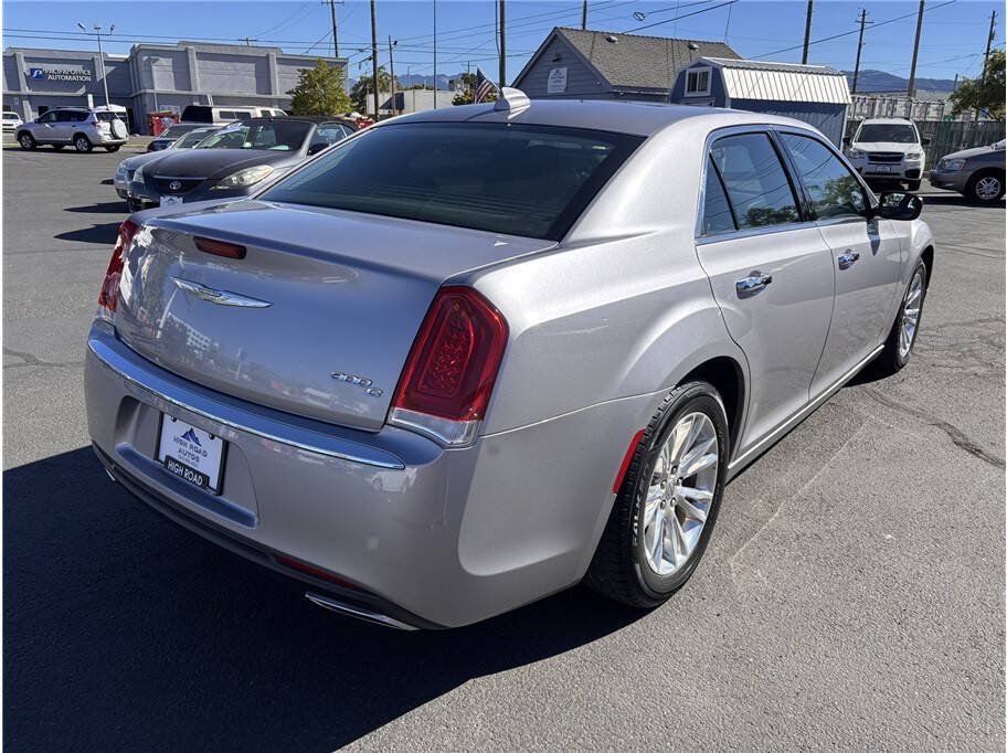 Used 2016 Chrysler 300 C RWD image 5