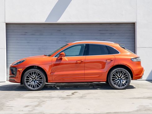 Certified 2025 Porsche Macan AWD/4WD image 2