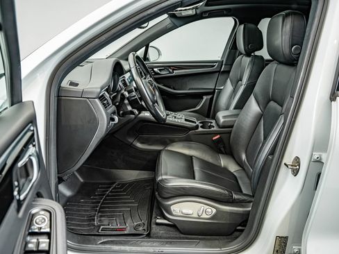Used 2018 Porsche Macan AWD/4WD image 5