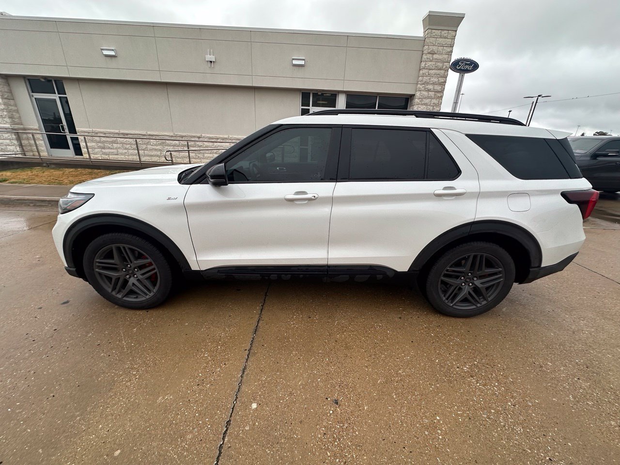 Used 2026 Ford Explorer ST-Line w/ ST-Line Street Pack RWD image 2
