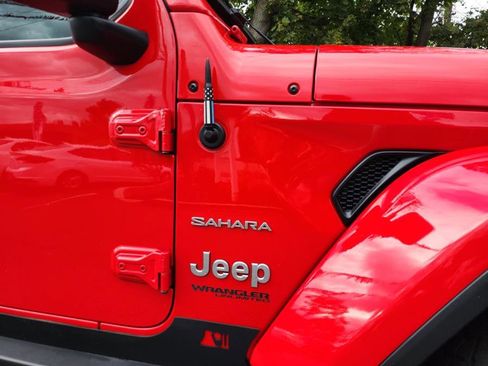 Used 2019 Jeep Wrangler Unlimited Sahara AWD/4WD image 13