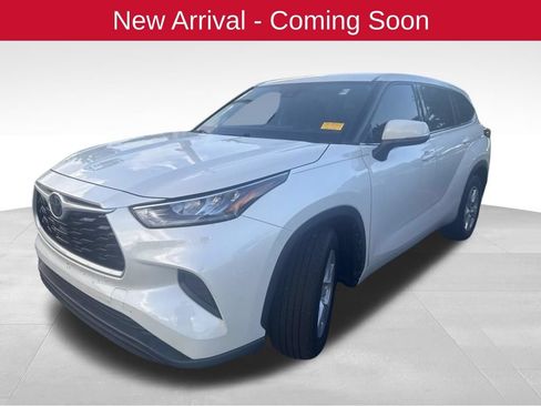 Used 2020 Toyota Highlander L FWD image 2