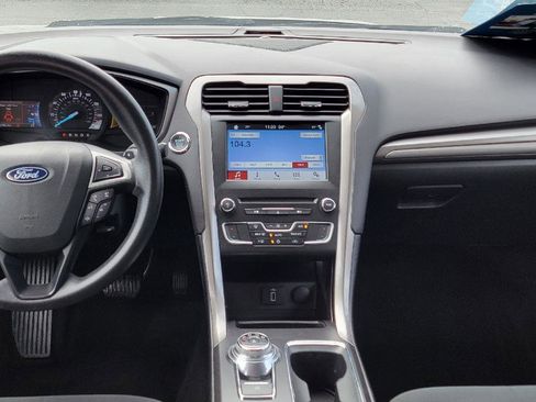 Used 2018 Ford Fusion SE w/ Fusion SE Technology Package image 4