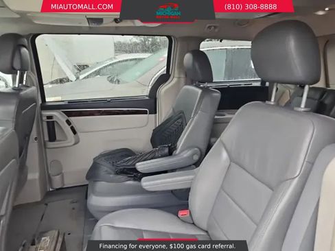 Used 2014 Volkswagen Routan SEL Premium image 12