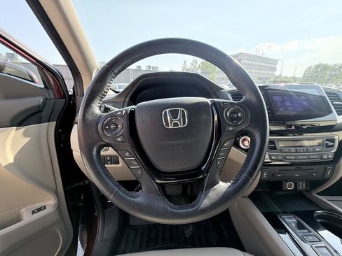 Used 2018 Honda Pilot Touring image 15