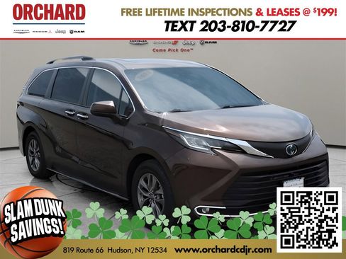 Used 2022 Toyota Sienna XLE image 1