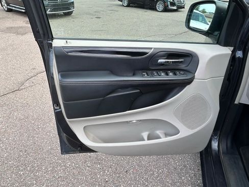 Used 2014 Chrysler Town & Country Touring-L FWD image 11