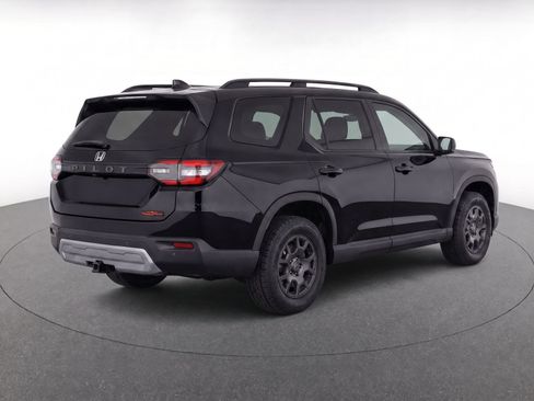 Used 2023 Honda Pilot TrailSport image 5