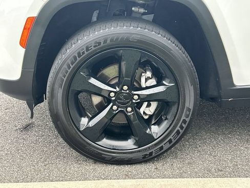 Used 2023 Jeep Grand Cherokee Altitude AWD/4WD image 10