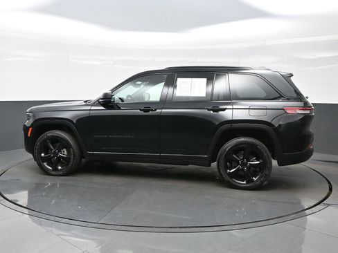 Used 2023 Jeep Grand Cherokee Altitude image 3