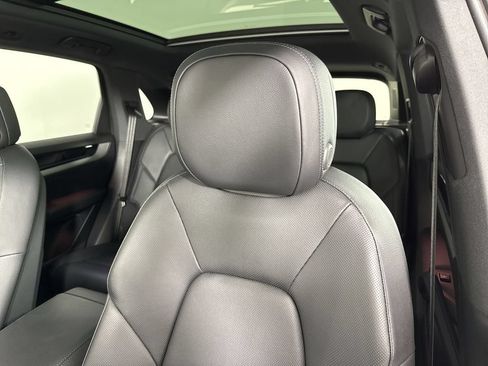 Certified 2025 Porsche Cayenne AWD/4WD image 41