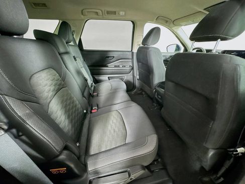 Used 2024 Nissan Pathfinder SV FWD image 37