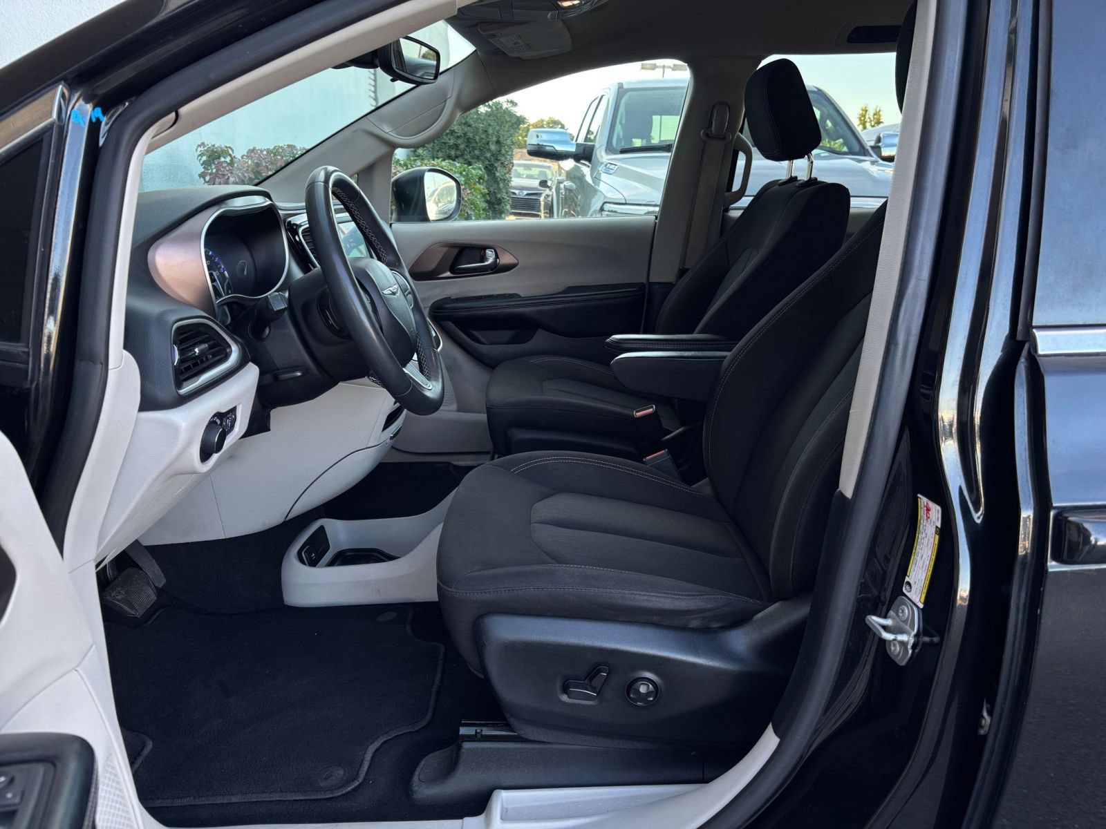 Used 2023 Chrysler Voyager LX FWD image 28