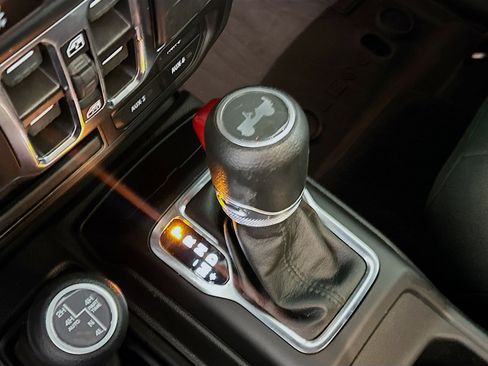 Used 2023 Jeep Wrangler Unlimited w/ Sun & Screen Package image 23