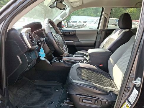 Used 2021 Toyota Tacoma SR5 AWD/4WD image 13