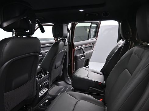 New 2026 Land Rover Defender 130 X-Dynamic SE AWD/4WD image 17