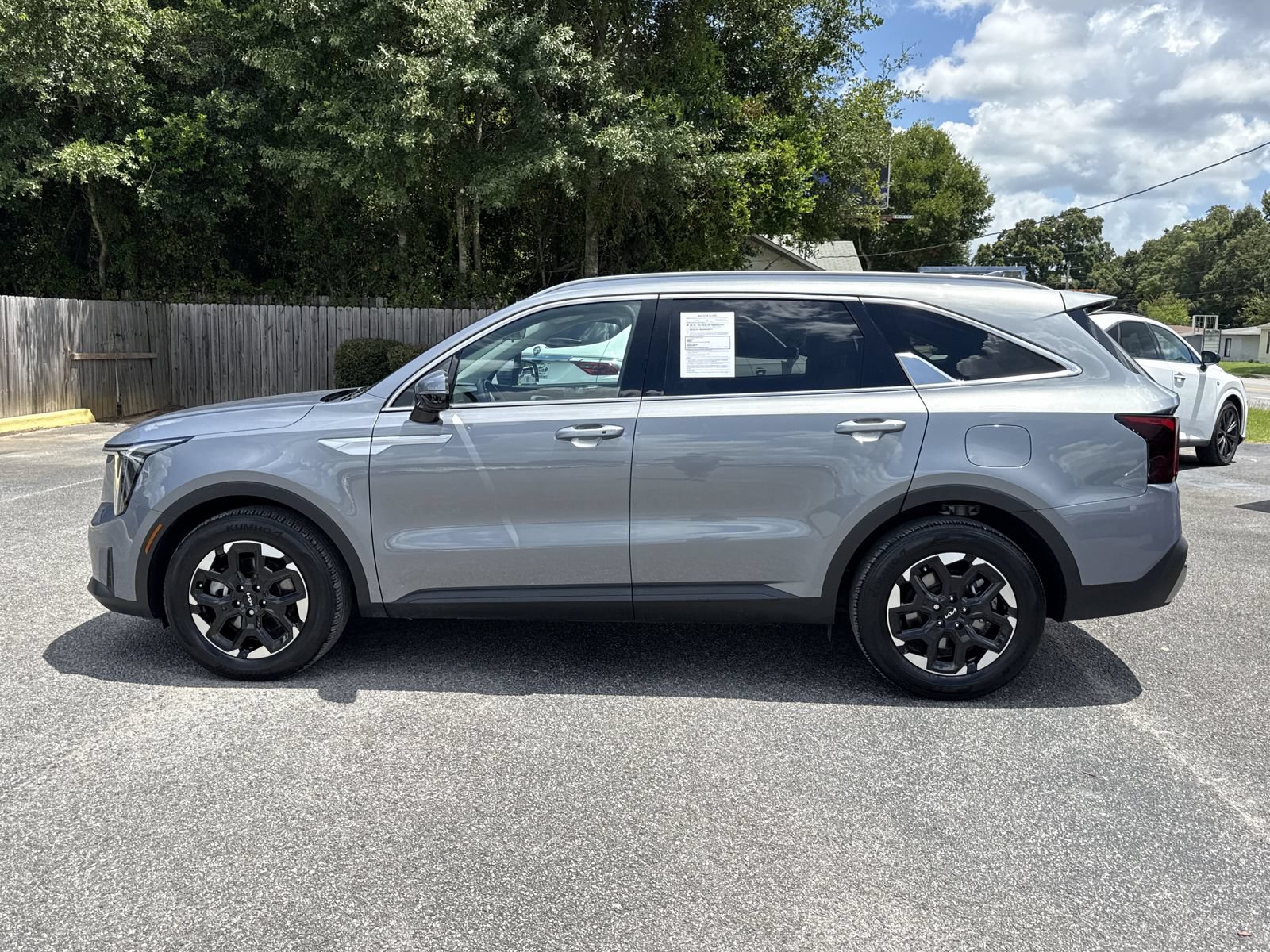 Used 2024 Kia Sorento S FWD image 2