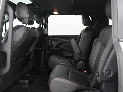 Used 2025 Toyota Sienna XSE AWD/4WD image 16