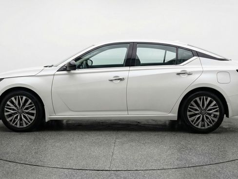 Used 2025 Nissan Altima 2.5 SV FWD image 3