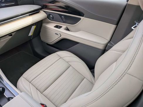 Used 2025 Lincoln Nautilus Reserve AWD/4WD image 16