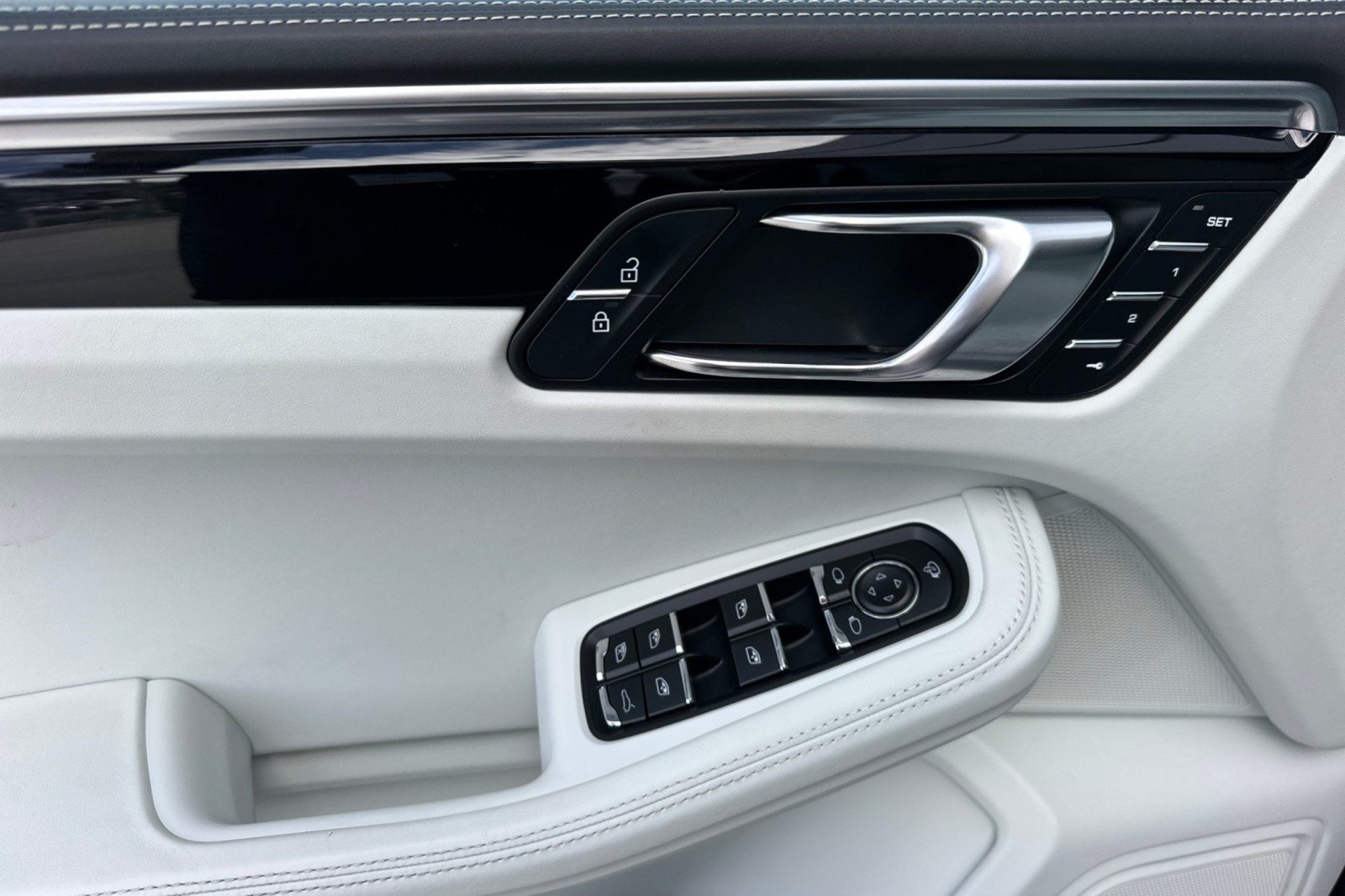 Certified 2023 Porsche Macan AWD/4WD image 12