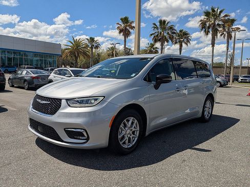 Used 2024 Chrysler Pacifica Touring-L FWD image 7