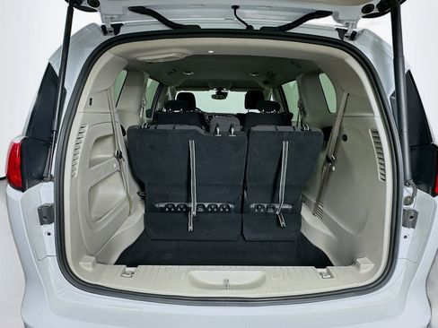 Used 2023 Chrysler Voyager LX FWD image 25