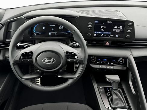 Used 2025 Hyundai Elantra Sport FWD image 17