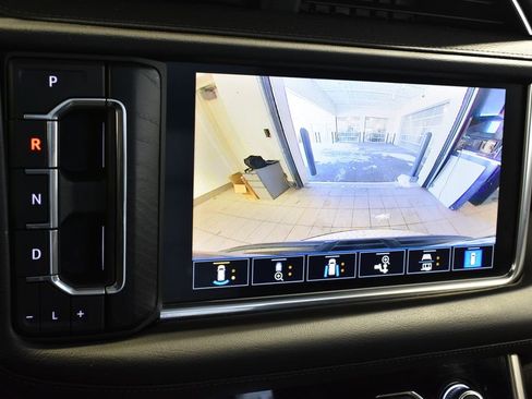 Used 2021 GMC Yukon Denali w/ Denali Premium Package image 25