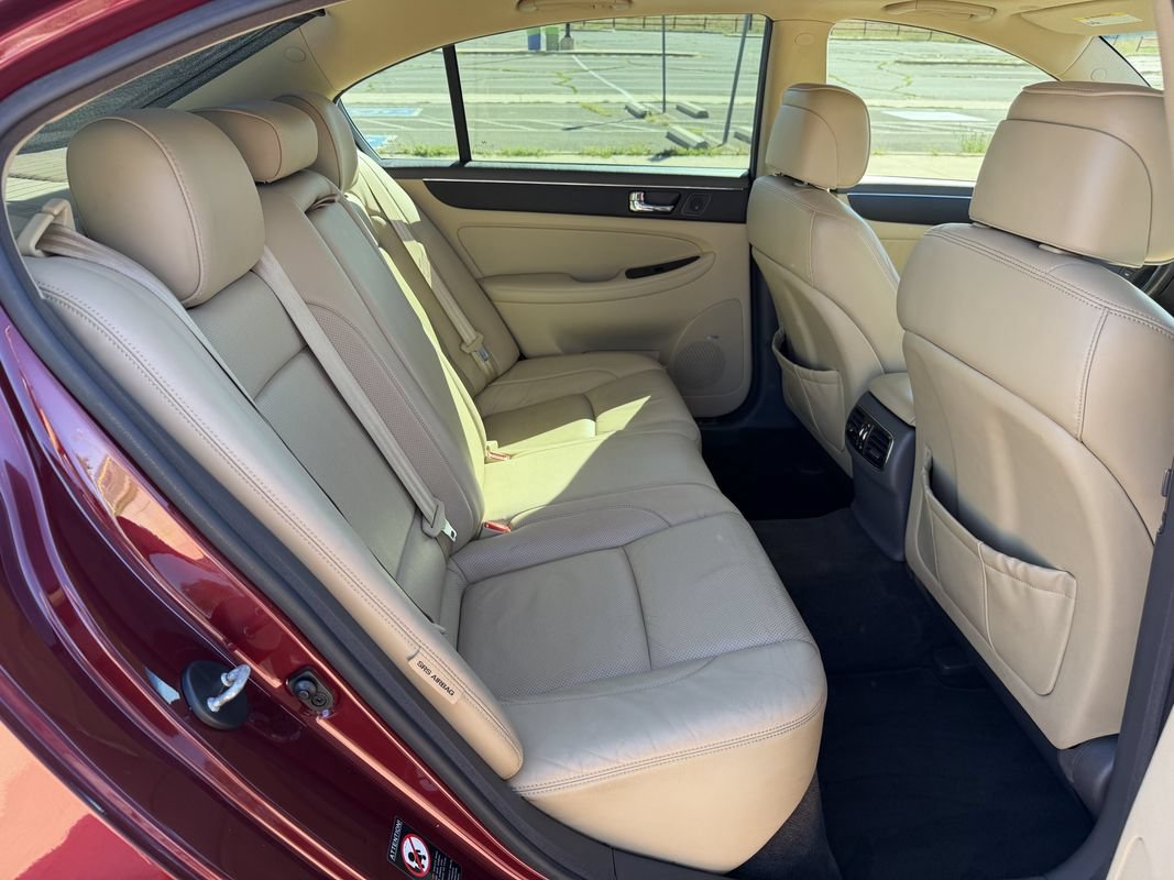 Used 2011 Hyundai Genesis 4.6 RWD image 18