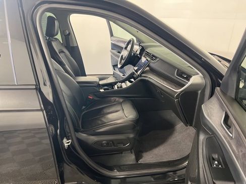 Certified 2023 Jeep Grand Cherokee Limited w/ Black Appearance Package image 30