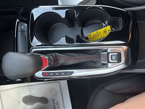 Used 2025 Chevrolet Trax RS image 36