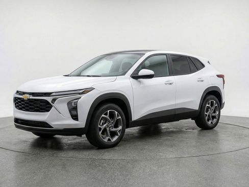 Used 2025 Chevrolet Trax LT image 3