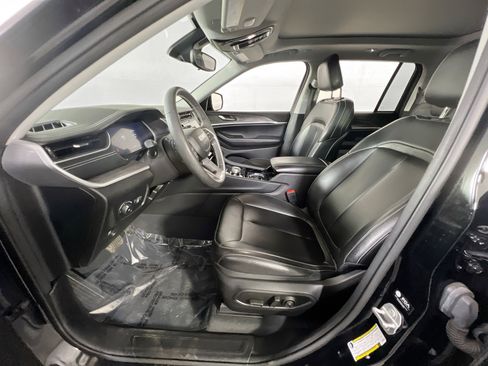 Used 2023 Jeep Grand Cherokee Limited image 21