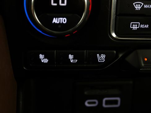 Used 2021 Chevrolet Suburban High Country image 25