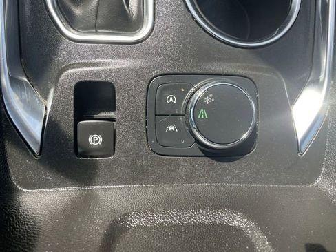 Used 2023 Chevrolet Traverse LT FWD image 17