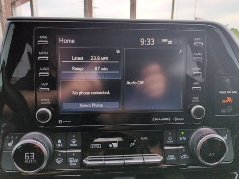 Used 2022 Toyota Highlander XLE AWD/4WD image 19