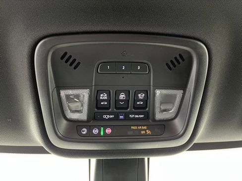 Used 2023 Chevrolet Traverse RS image 37