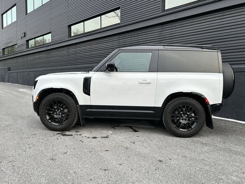 Used 2024 Land Rover Defender 90 X-Dynamic SE image 2