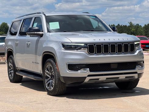 Used 2024 Jeep Wagoneer L Series II w/ Flexible Seating Group RWD image 9