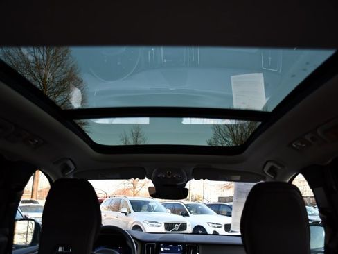 Certified 2025 Volvo XC60 B5 Plus image 25