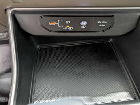Used 2025 Kia Carnival FWD image 32