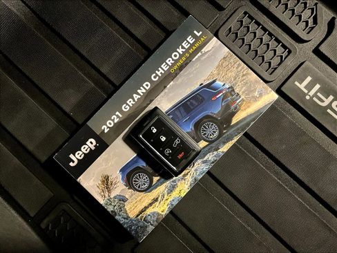 Used 2021 Jeep Grand Cherokee L Limited w/ Luxury Tech Group II image 32